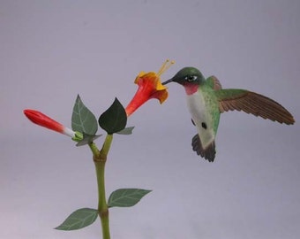 Offen geflügelter Rubin-Kolibri #1 handgeschnitzter Holzvogel