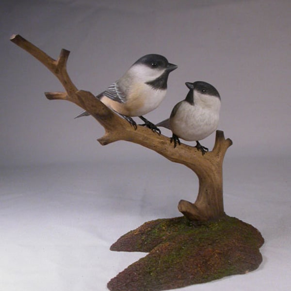 Par de pájaros carboneros tallados en madera