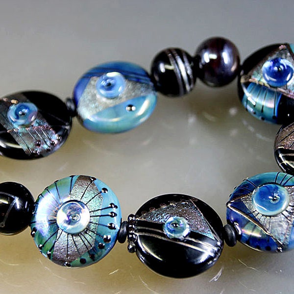 Noir - SRA - Artisan - Collier de perles en verre de lampe faites à la main- déclaration- perles rondes et plates-bijoux en verre-géométrique- Manuela Wutschke