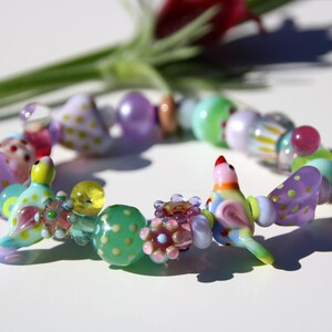 Bracciale con perline a molla in vetro lavorato a lume: gioiello unico ispirato a Murano.