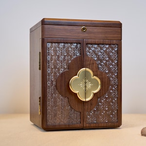Zamykana szkatułka na biżuterię, grawerowana drewniana szkatułka na biżuterię, ręcznie robiona, niestandardowa skrzynka na biżuterię, luksusowy organizer na biżuterię, spersonalizowany prezent dla mamy