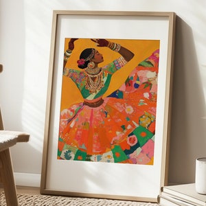 Puede incluir: Una pintura enmarcada de una mujer con un vestido colorido, bailando con los brazos en alto. Lleva un collar y pendientes de oro. El fondo es de color amarillo-naranja.