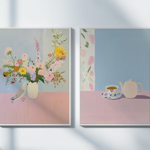 Juego de 2 carteles vintage de pájaros y jarrones con flores, impresión artística de pintura al óleo rosa, escena de mesa de té, arte de pared en colores pastel apagados, estética de cabaña