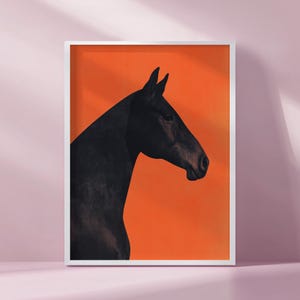 Könnte beinhalten: Der Kopf und Hals eines schwarzen Pferdes sind vor einem leuchtend orangen Hintergrund silhouettiert. Das Pferd blickt nach rechts und sein Kopf ist leicht nach unten geneigt. Das Bild ist ein schlichtes, minimalistisches Design.