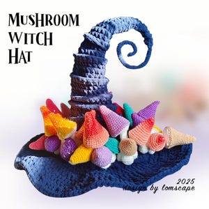 Puede incluir: Sombrero de bruja de ganchillo hecho a mano en tonos azules, con una parte superior en espiral. El sombrero está adornado con coloridas setas de ganchillo en varios tamaños y tonos, incluyendo naranja, amarillo y morado. El texto "MUSHROOM WITCH HAT" se muestra.