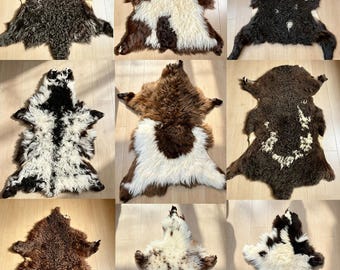Puede incluir: Una colección de nueve pieles de oveja individuales dispuestas en una cuadrícula. Cada piel presenta patrones de colores naturales distintos, incluyendo marrón oscuro sólido, manchas negras y blancas, y texturas moteadas en crema y marrón.