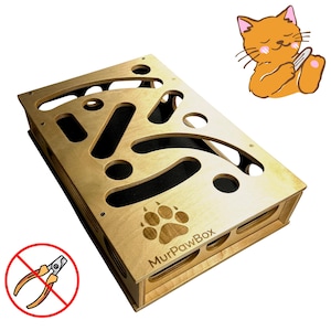 Op de afbeelding: Een houten kattenspeeltje met een pootafdruk en de tekst "MurPawBox". Het speelgoed heeft verschillende uitgesneden vormen en een zwart interieur. Een oranje cartoonkat staat in de rechterbovenhoek. Een rode cirkel met een doorgestreepte afbeelding van een nagelknipper staat in de linkerbenedenhoek.