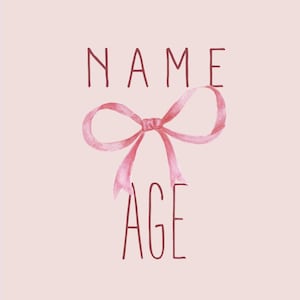 Op de afbeelding: Een roze strik met de woorden "NAME" en "AGE" in een handschriftlijk lettertype op een lichtroze achtergrond.
