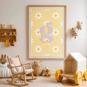Póster digital con inicial G para habitación infantil / Fondo floral de margaritas / Amarillo y morado