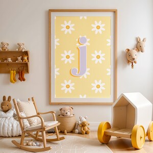 Póster digital con inicial J para habitación infantil / Fondo floral de margaritas / Amarillo y morado