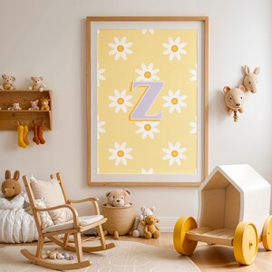 Póster digital con inicial Z para habitación infantil / Fondo floral de margaritas / Amarillo y morado