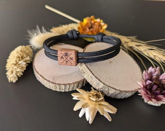 Pulsera inicial de madera y paracord, con grabado personalizado, adorno navideño personalizado, pulsera hecha a mano con deslizador de madera