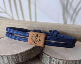 Pulsera familiar grabada con iniciales, hecha de madera y cabo marinero. Pulsera de madera.