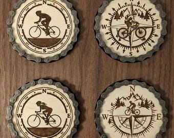 Posavasos con cadena de bicicleta, posavasos artesanales hechos con auténtica cadena de bicicleta y madera grabada.