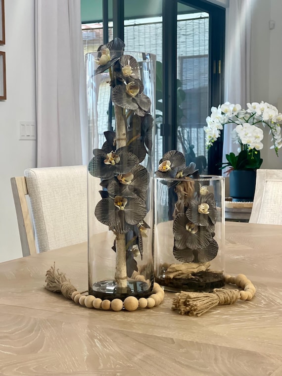 Große Zylindervase aus Glas mit schwarzer Orchidee. Groß und mittel