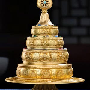 Handgemaakte messing mandala-offerset: Tibetaanse gelukssymbolen, edelstenen