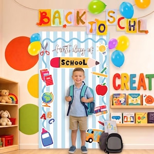 Könnte beinhalten: Ein vertikales Banner mit hellblauen und weißen Streifen, das den Text 'first day of SCHOOL' sowie Illustrationen von Bleistift, Globus, Büchern und Schulbus zeigt. Das Banner ist von bunten Luftballons und Klassenzimmerdekor umgeben.