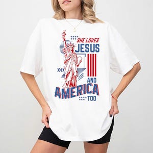 Komfortfarben sie liebt Jesus und Amerika auch Shirt, Unabhängigkeitstag Shirt, christliches Shirt, 4. Juli Shirt, Amerika Retro Shirt
