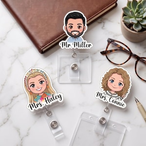 Puede incluir: Tres portatarjetas personalizados con retratos de personajes estilo caricatura. Uno muestra a un hombre etiquetado como Mr. Miller, una mujer como Mrs. Haley y una mujer como Mrs. Connie. Cada adorno acrílico está unido a un carrete retráctil de plástico transparente.