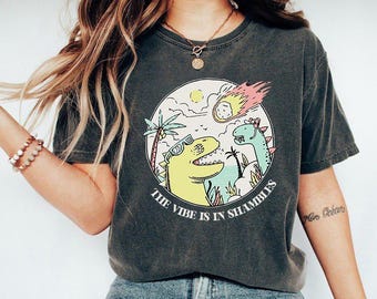 Komfort Farben Die Vibes sind in Shambles Shirt, psychische Gesundheit Shirt, Urknall Dinosaurier Shirt, lustiges Meme T-Shirt, lustiges sarkastisches Shirt