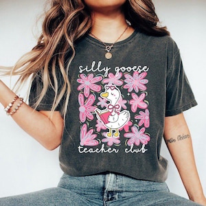 Camiseta Comfort Colors Silly Goose, presente de agradecimento ao professor, presente engraçado para professor, camiseta floral do clube de professores, camiseta fofa de volta às aulas
