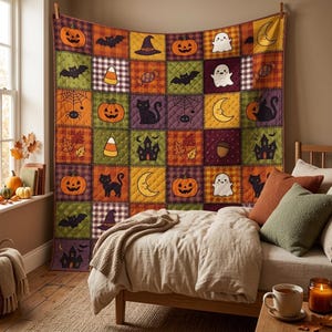 Può includere: Un arazzo trapuntato caratterizzato da una griglia di quadrati con illustrazioni a tema Halloween, tra cui zucche, gatti neri, fantasmi, pipistrelli, caramelle, lune crescenti, case infestate, ragnatele e foglie autunnali nei toni dell'arancione, viola e verde.