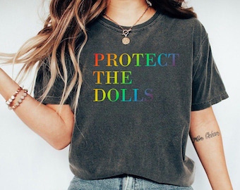 Camiseta "Protect The Dolls" de Comfort Colors, camiseta feminista, camiseta de derechos humanos, camiseta de igualdad de género, derechos trans, orgullo transgénero