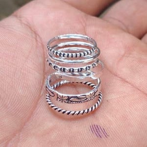 Conjunto de 6 anéis empilháveis em prata de lei, torcidos, florais, com bolinhas, estilo boho.