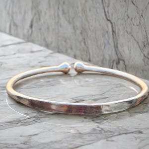 Torque-armband i sterlingsilver med graverbar ID-platta – Tillverkad i England