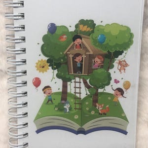 Cuaderno Casa en un árbol con niños jugando.