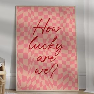 「How Lucky Are We」ポスター、ピンクと赤の波模様のチェック柄、トレンド感のある美しいインテリア、キュートでポジティブな名言ギフト、ガーリーなウォールアートで心を揺さぶるインテリア