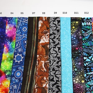 Puede incluir: Una colecci&oacute;n de 10 tiras de tela con diferentes patrones, incluyendo galaxia, arco&iacute;ris, paisley, estampado de animales, hojas y dise&ntilde;os geom&eacute;tricos. Las tiras est&aacute;n etiquetadas como D2, D4, D5, D7, D8, D9, D10, D11, D12 y D15.