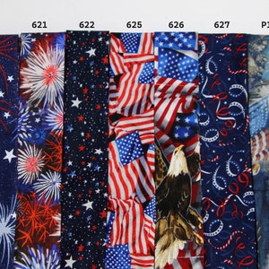 Puede incluir: Una colecci&oacute;n de ocho tiras de tela con dise&ntilde;os patri&oacute;ticos. Las tiras est&aacute;n etiquetadas con los n&uacute;meros 620, 621, 622, 625, 626, 627 y P1. Los dise&ntilde;os incluyen fuegos artificiales, estrellas, banderas americanas y un &aacute;guila.