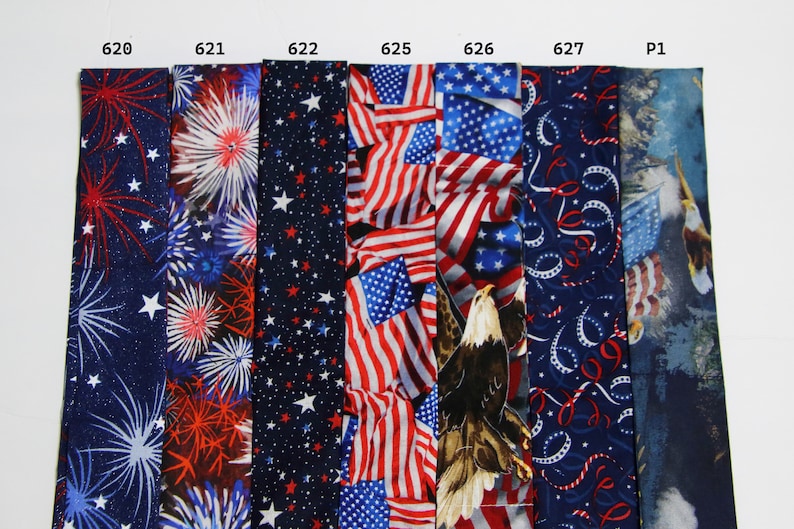 Puede incluir: Una colecci&oacute;n de ocho tiras de tela con dise&ntilde;os patri&oacute;ticos. Las tiras est&aacute;n etiquetadas con los n&uacute;meros 620, 621, 622, 625, 626, 627 y P1. Los dise&ntilde;os incluyen fuegos artificiales, estrellas, banderas americanas y un &aacute;guila.
