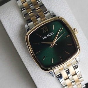 Montre de luxe bicolore pour femme avec élégant cadran vert soleillé et lunette en or poli - Une déclaration de raffinement intemporelle / Design moderne