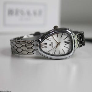 Classic Oval Women’s Silver Watch with White Roman Dial, Stainless Steel Strap, Elegant 27mm Case, Quartz Movement Gift