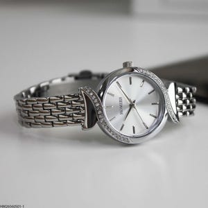 Elegante reloj de pulsera plateado para mujer con detalles de cristal: reloj de cuarzo de lujo para uso diario o como regalo.