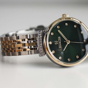 Luxury Two-Tone Watch Green Crystal Ladies Wristwatch - Gold Silver Band Diamond Markers Elegant Women&#39;s Watch