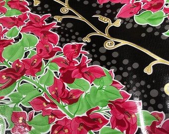 Peut inclure: Un tissu noir avec un motif répété de fleurs roses et de vignes dorées. L'arrière-plan est un motif moucheté noir et gris.