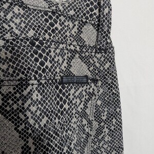 Pantalones superajustados Nico de piel de serpiente negra Hudson Gray, talla 29, elásticos, grunge, J2 imagen 6