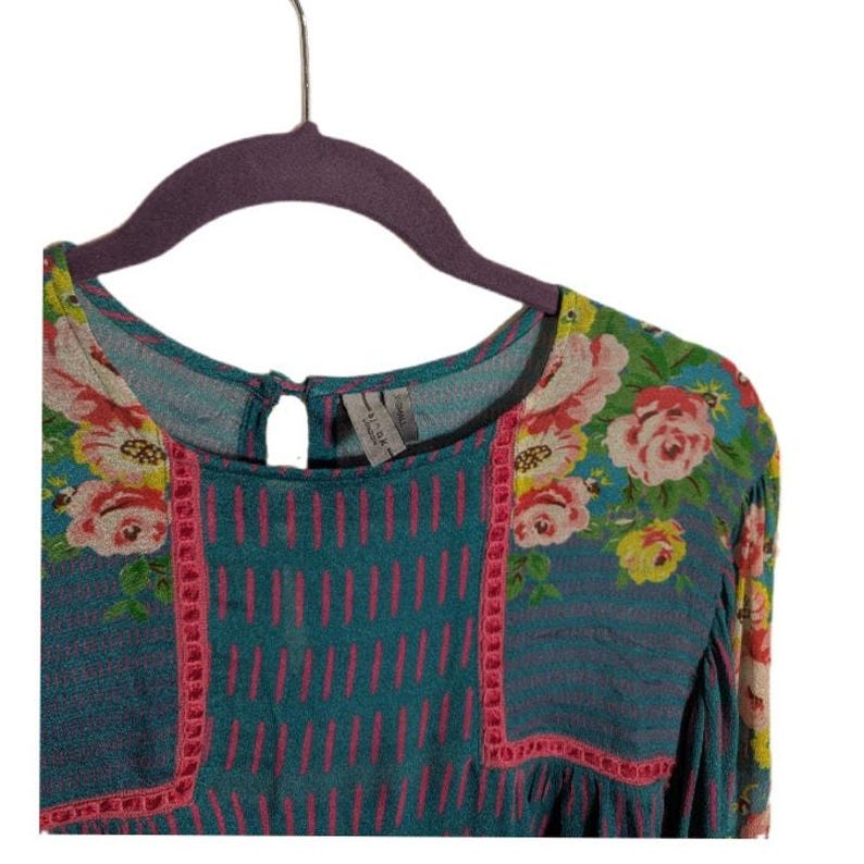 Blusa camponesa com mangas bufantes e estampa floral Miranda em tons de azul-petróleo da Anthropologie - Tamanho XS feminino - Estilo Fairycore, Cottagecore, Maximalista, Moderno e Respirável imagem 3
