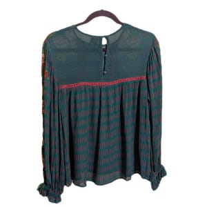 Blusa camponesa com mangas bufantes e estampa floral Miranda em tons de azul-petróleo da Anthropologie - Tamanho XS feminino - Estilo Fairycore, Cottagecore, Maximalista, Moderno e Respirável imagem 6