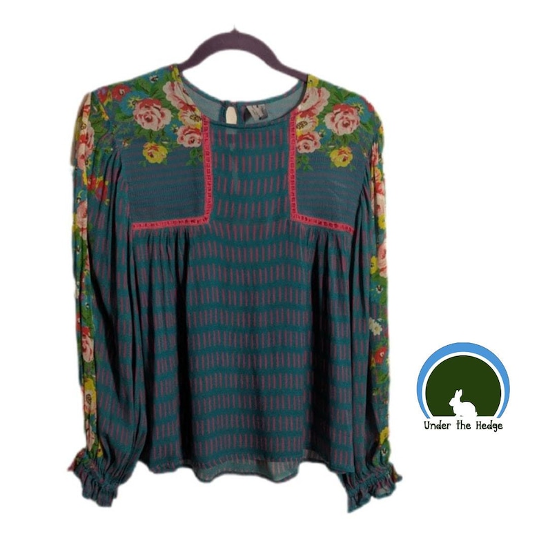 Blusa camponesa com mangas bufantes e estampa floral Miranda em tons de azul-petróleo da Anthropologie - Tamanho XS feminino - Estilo Fairycore, Cottagecore, Maximalista, Moderno e Respirável imagem 1