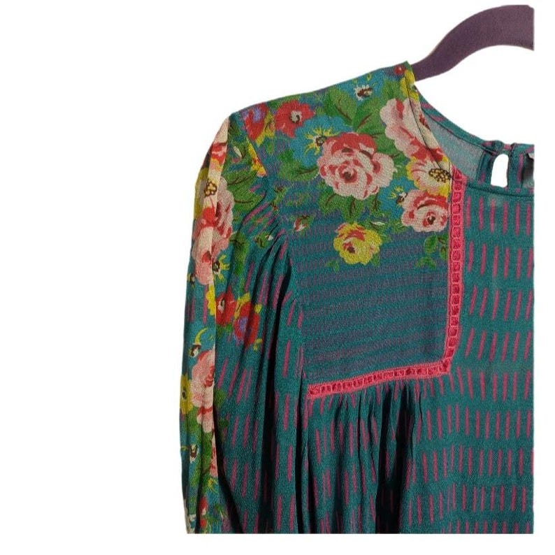 Blusa camponesa com mangas bufantes e estampa floral Miranda em tons de azul-petróleo da Anthropologie - Tamanho XS feminino - Estilo Fairycore, Cottagecore, Maximalista, Moderno e Respirável imagem 4