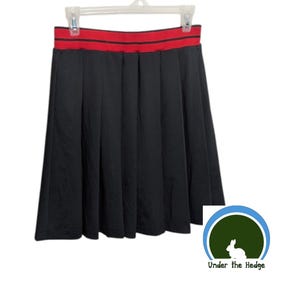 Falda pantalón de tenis mini plisada negra Delta Box con cintura a rayas rojas - Talla M para mujer - Estilo Alt Girl Emo Mall Goth Indie Sporty Athleisure