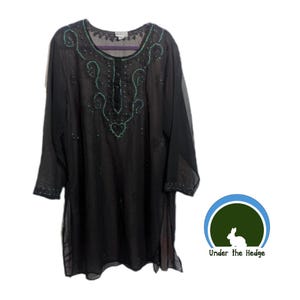 Túnica tipo Henley negra transparente con lentejuelas bordadas de Westside Designs, estilo vintage - Aberturas laterales largas - Talla 2XL para mujer - Whimsigoth Witchcore Glam