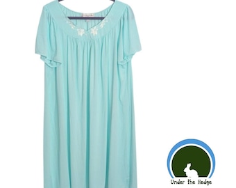 Miss Elaine Aquablått broderat midi-nattlinne i nylon med utsmyckade ärmar - Dam 1X - Cottagecore Grannycore Loungewear Flowy Feminin