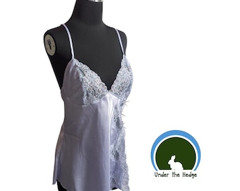 Camisola Fredericks of Hollywood em cetim roxo pastel com renda, aplicações de miçangas e lantejoulas - Alças cruzadas - Tamanho G feminino - Estilo Fairycore Coquette Whimsigoth