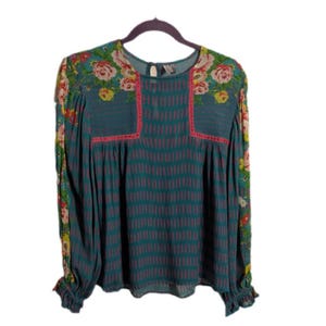 Blusa camponesa com mangas bufantes e estampa floral Miranda em tons de azul-petróleo da Anthropologie - Tamanho XS feminino - Estilo Fairycore, Cottagecore, Maximalista, Moderno e Respirável imagem 2