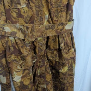 Anthropologie Moulinette Soeurs Goldbraunes Safari-Kleid mit Blumengürtel - Damen 0 - Boho Cottagecore Jungle Bild 3